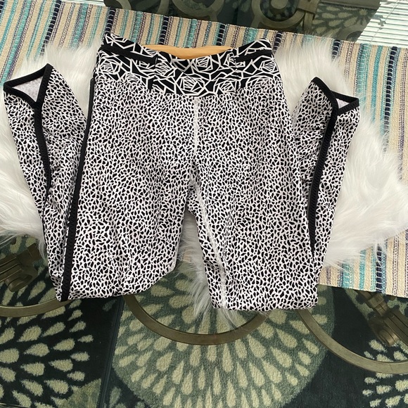 lululemon athletica Pants - EUC LULULEMON White and black Patterned Leggings
